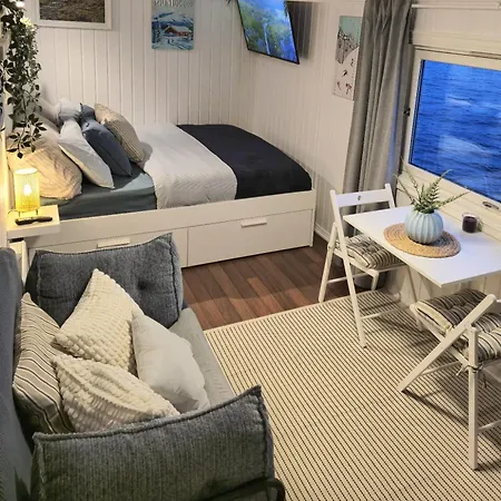 Waterfront - 15 Minutes From Downtown