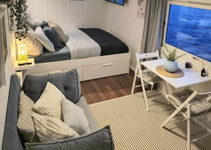 Waterfront - 15 Minutes From Downtown